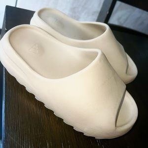 authentic yeezy slides 6M/7.5W
